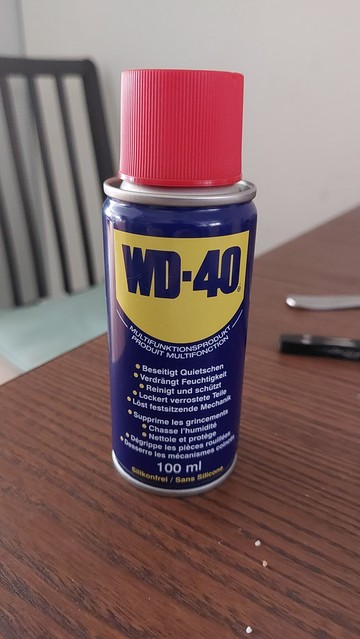 Une petite bouteille de WD-40
Pour degripper 