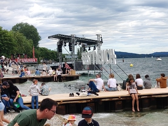 Vue du bord du lac à Neuchâtel pendant Festi'neuch