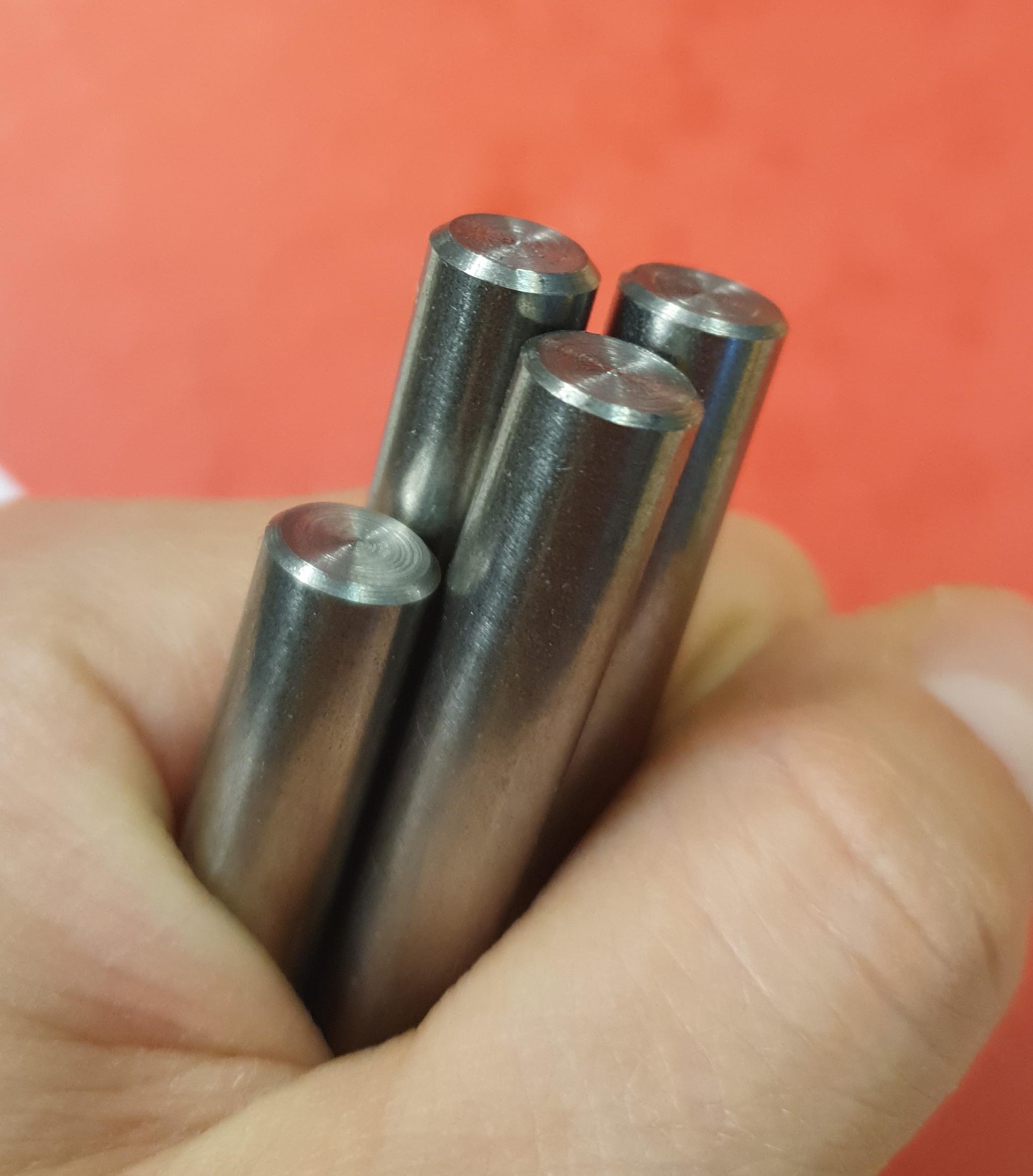 4 metal rods nicely cut with a chanfer
4 tiges en métal coupées proprement avec un chanfrein