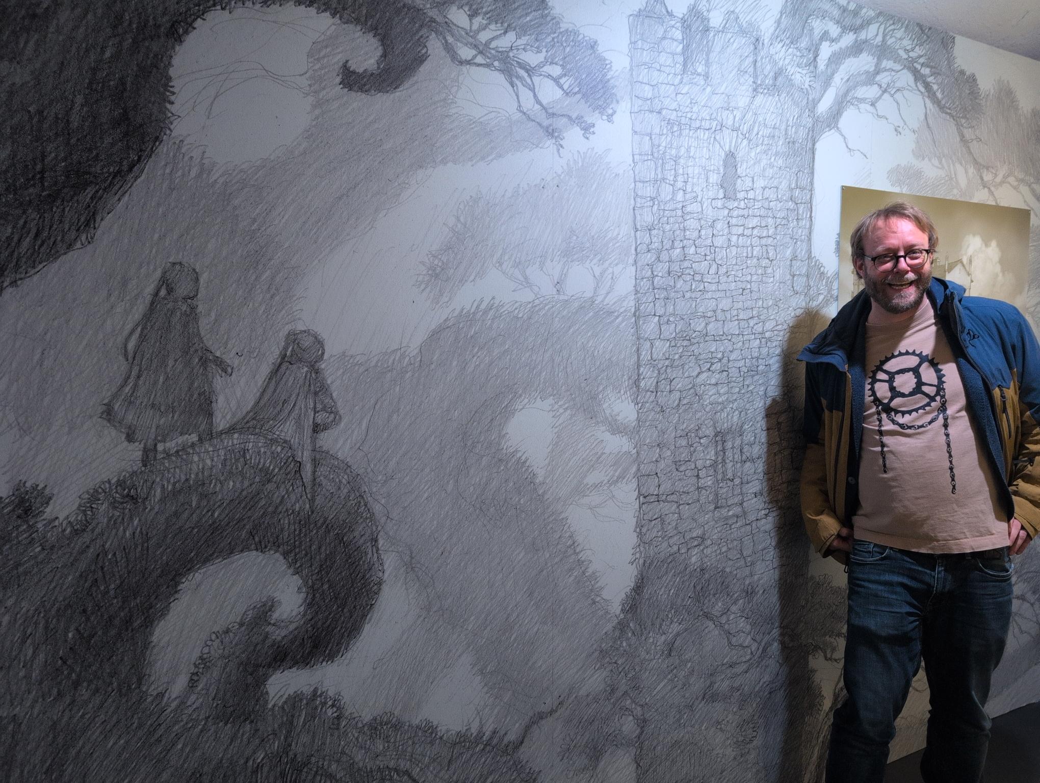 moi devant une reproduction murale geante qui couvre un mur