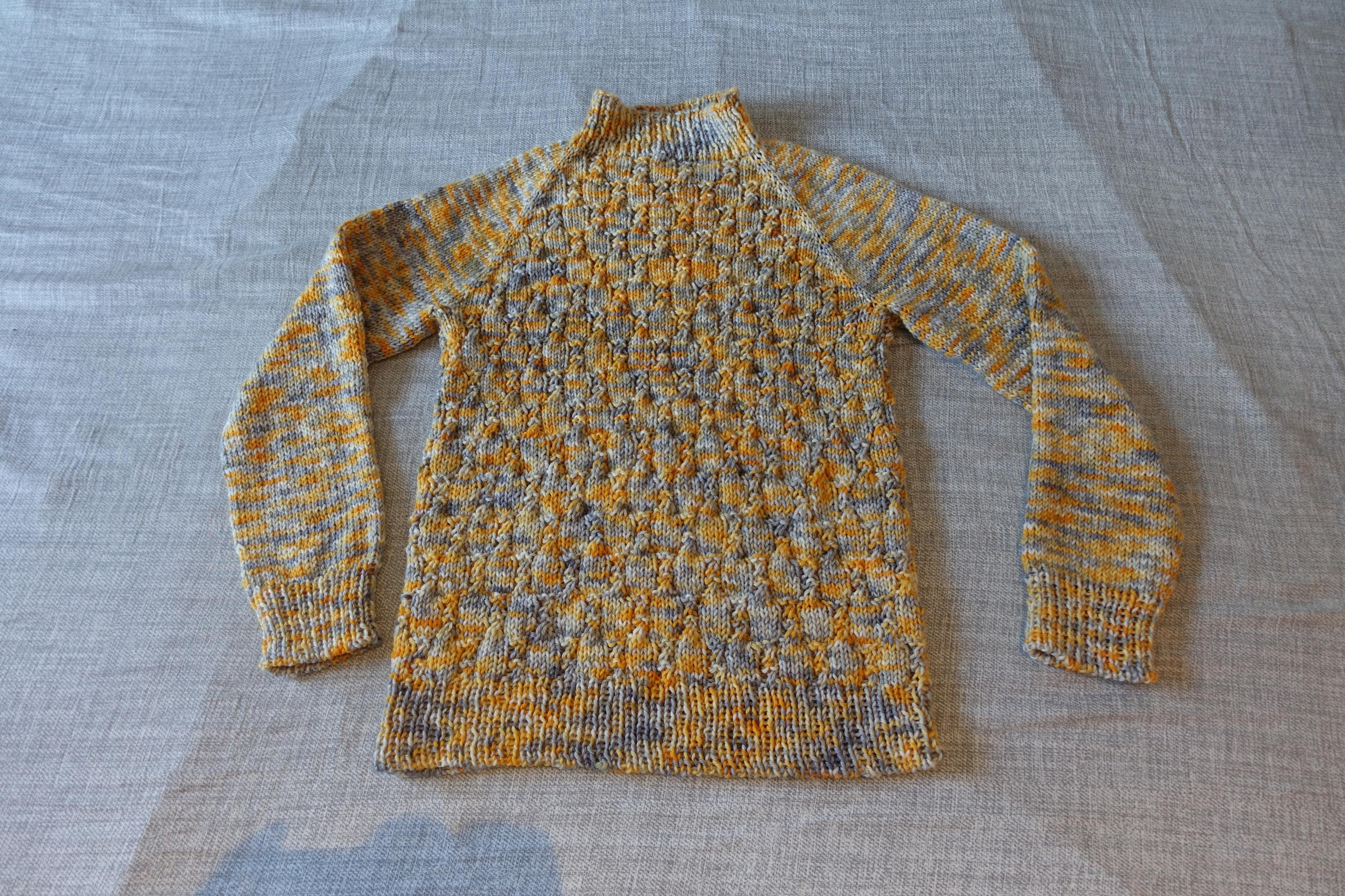 The sweater laid flat
Le pull posé à plat