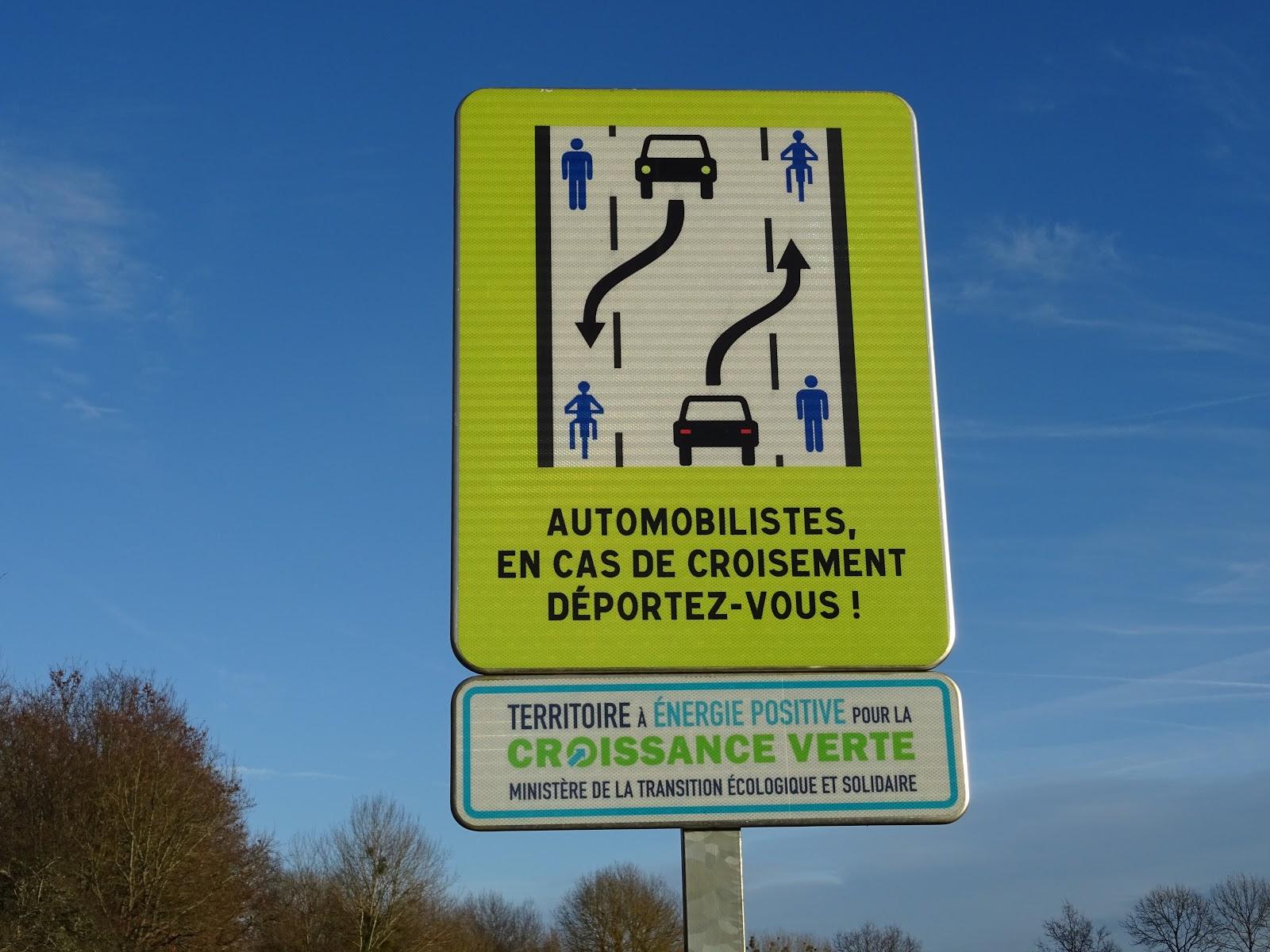 Panneau Chaucidou
Deux voies cycliste, une voie centrale pour les voitures quel que soit le sens