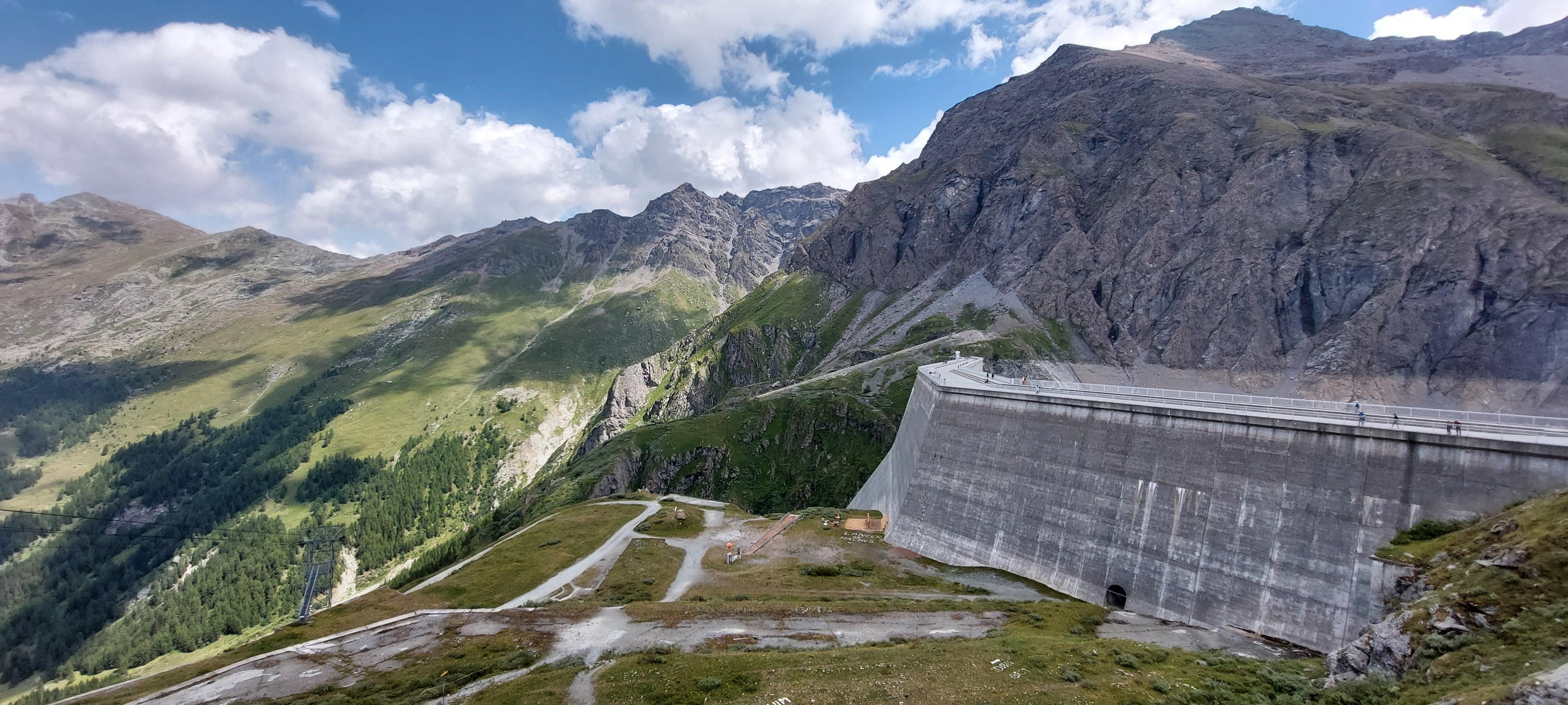 Un petit bout du barrage de la Grande Dixence, géante de béton dans la montagne.