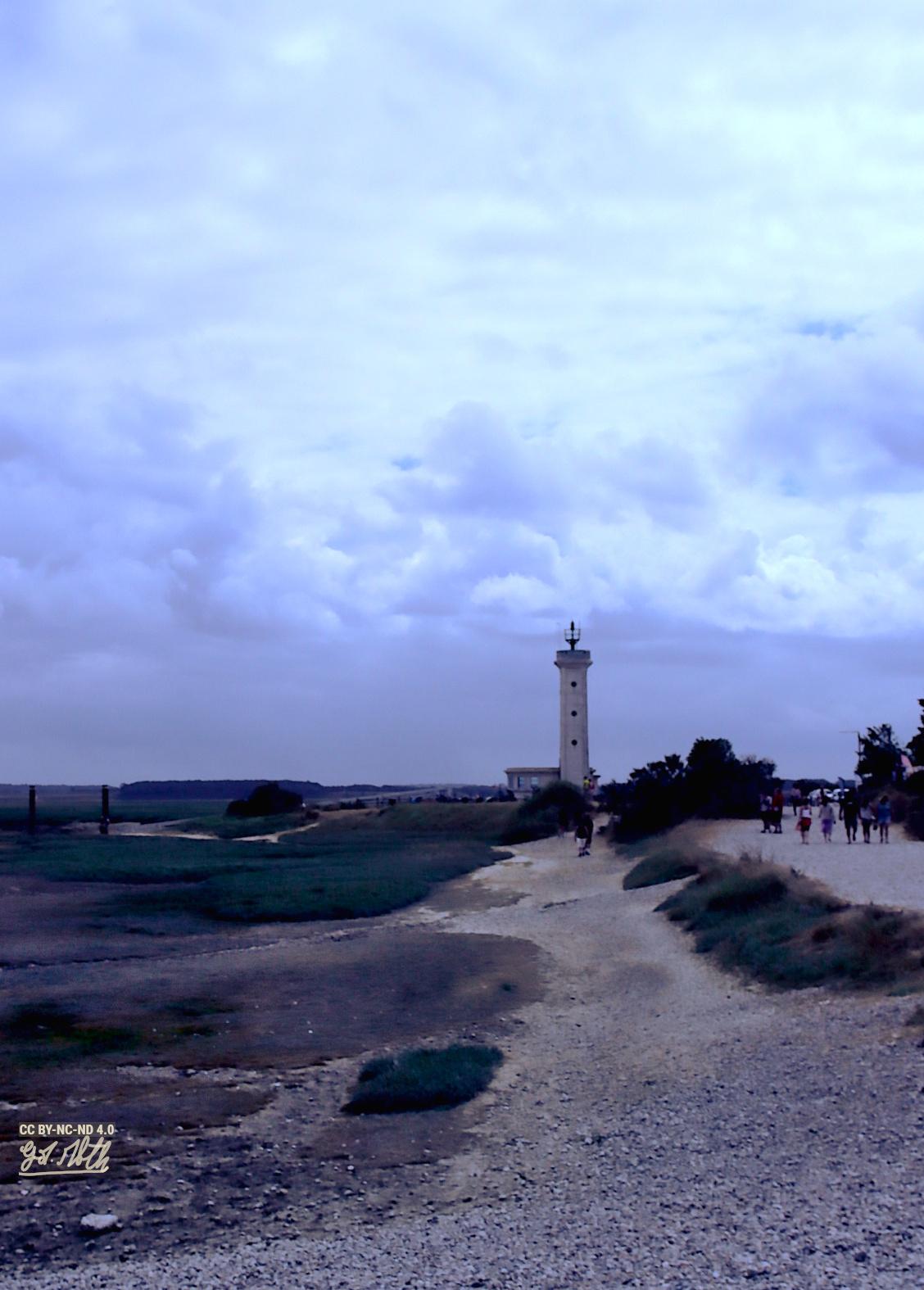 Phare du Hourdel à l'entrée de la Baie de Somme 
The Hourdel Lighthouse at the entrance to the Bay of Somme