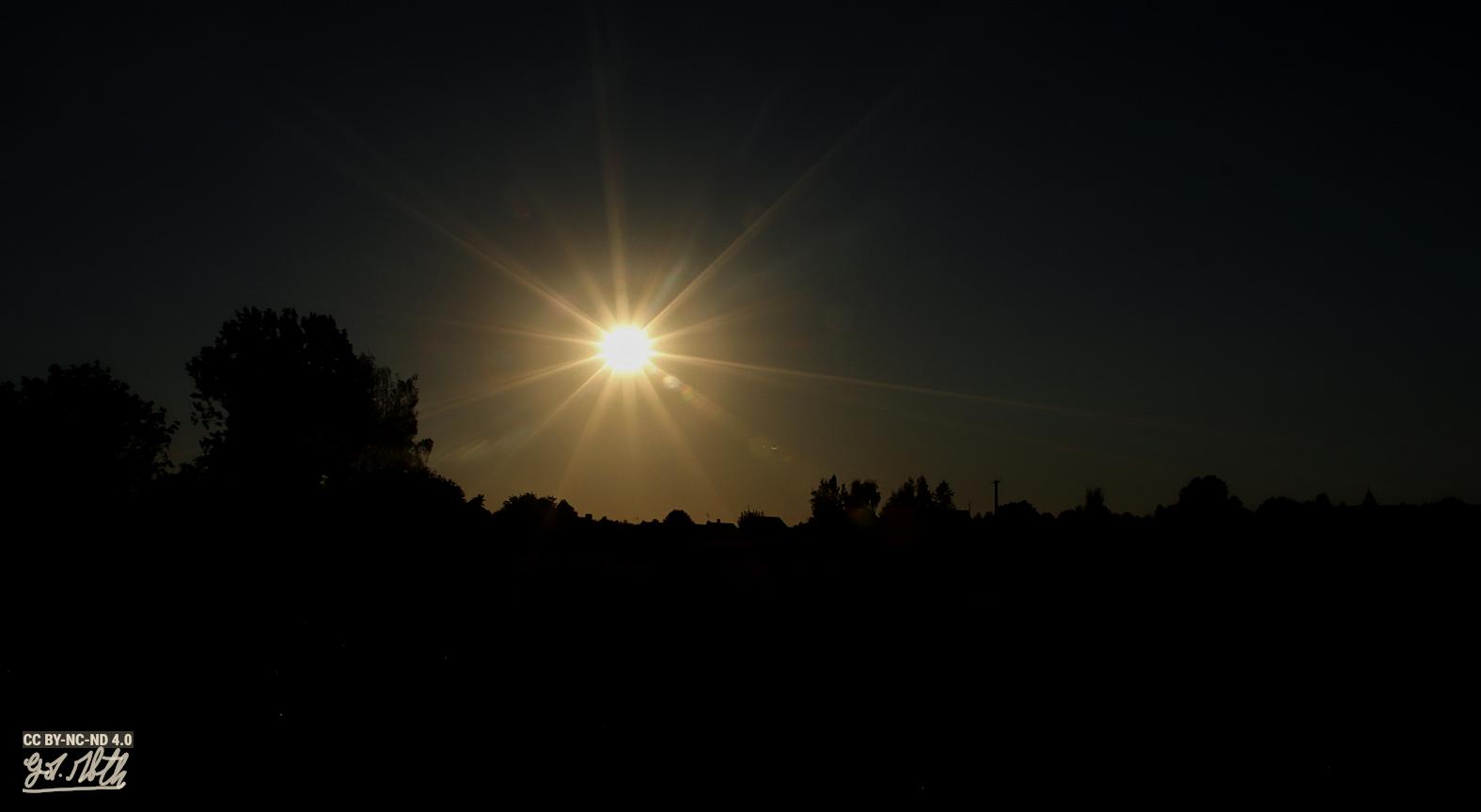 Vue du soleil dans un décor de campagne, au point cuminant d'une éclipse partielle (95%)
View of the sun against a rural backdrop, at the peak of a partial eclipse (95 per cent)
